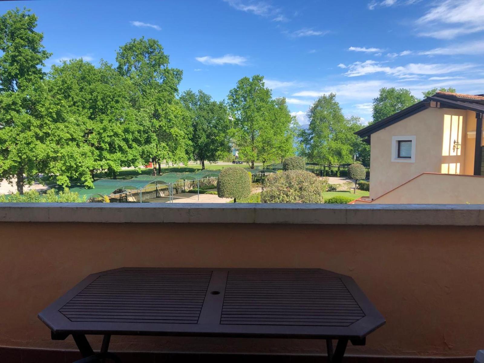 Lugana Resort & Sporting Club Peschiera del Garda Exterior photo